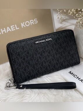 Michael Kors Signature Wristlet Wallet Navy blue 🍒